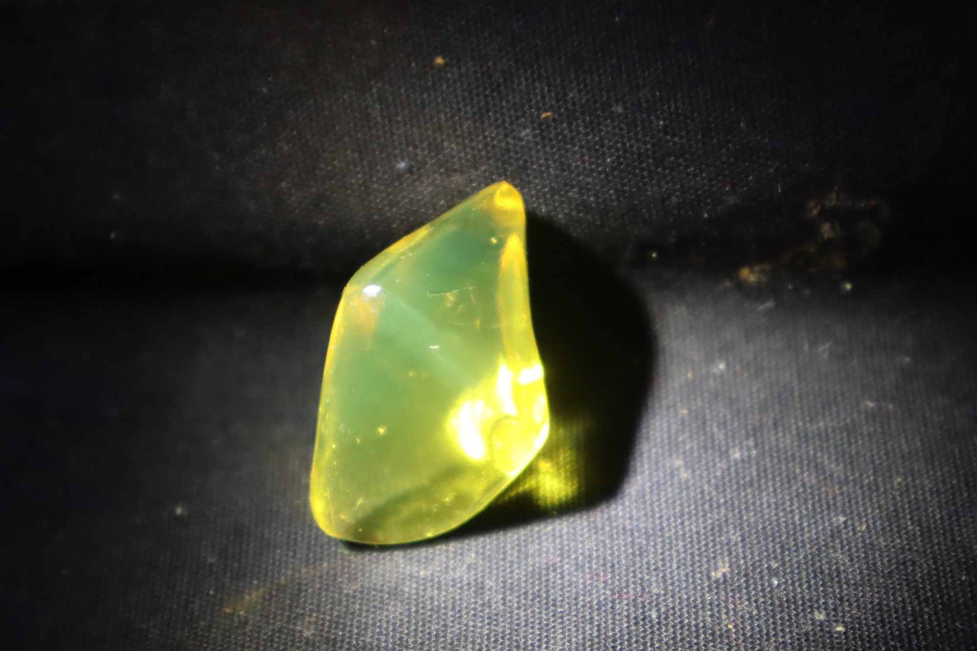 Real olive green polished Dominican amber 35mm – photo 11